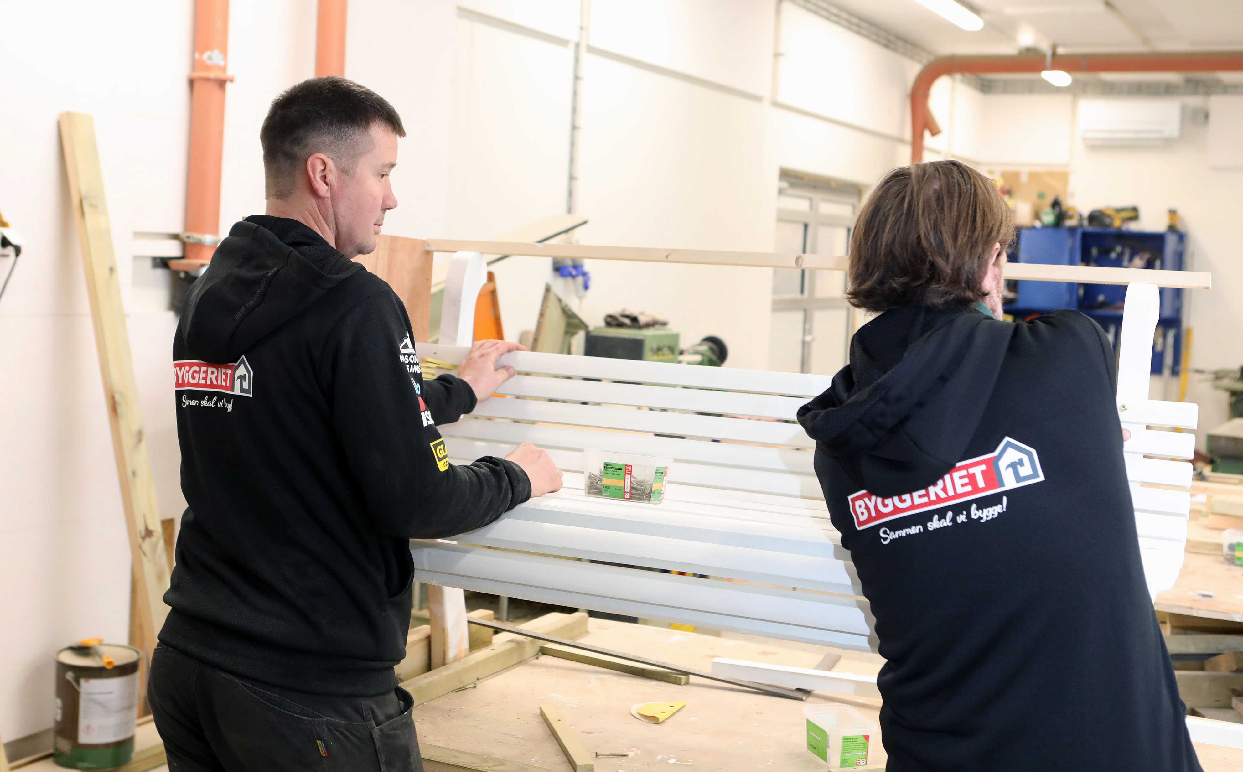 Byggeriet Kvinnherad Vekstbedrift AS produserer ulike treprodukt, driver trelastlager, jernvarebutikk og maling.